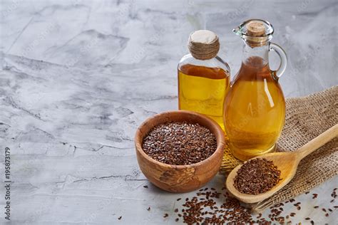  Linseed Oil: Een Multifunctionele Wonderstof voor Industrieel Gebruik en Duurzame Toepassingen!